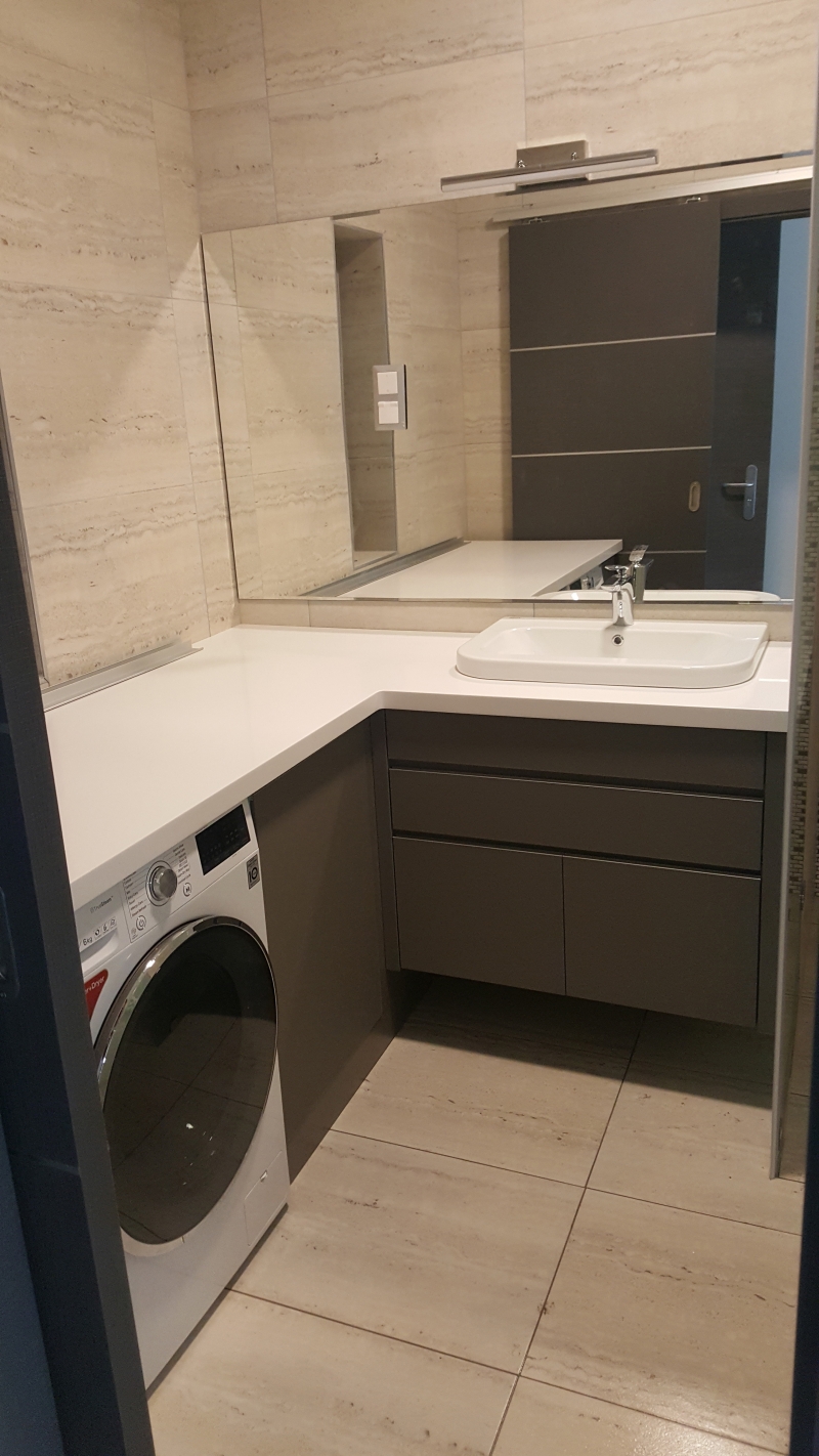 modern apartman berendezés1 - fürdőszoba bútor mosó/szárítógéppel, fiókokkal, sarokvasalattal, függesztett kivitelben modern apartman berendezés1 - fürdőszoba bútor mosó/szárítógéppel, fiókokkal, sarokvasalattal, függesztett kivitelben