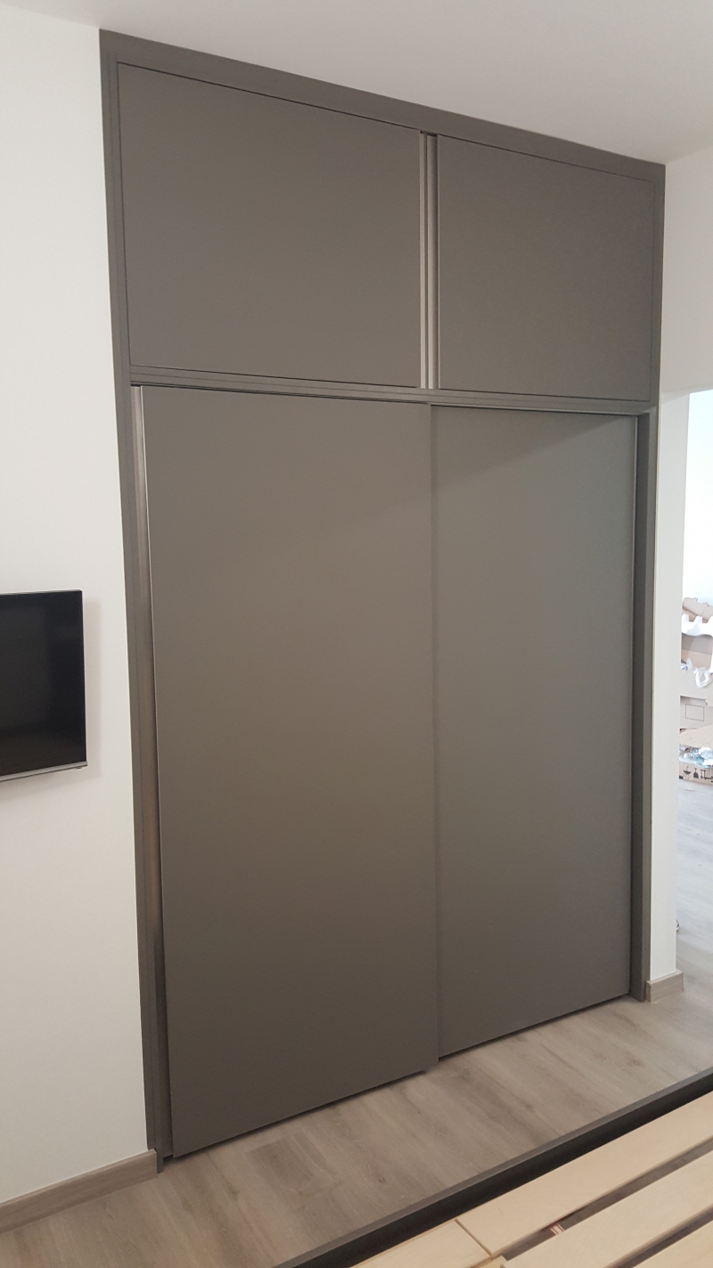 modern apartman berendezés1 - beépített gardrób szekrény csillapított, korpusz előtt futó tolóajtóval modern apartman berendezés1 - beépített gardrób szekrény csillapított, korpusz előtt futó tolóajtóval