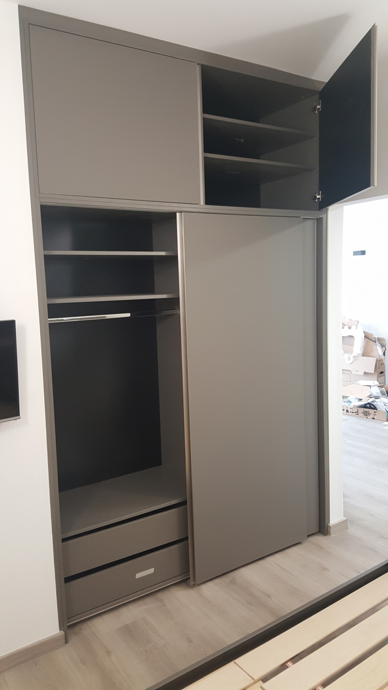 modern apartman berendezés1 - gardrób szekrény nyitott ajtókkal modern apartman berendezés1 - gardrób szekrény nyitott ajtókkal
