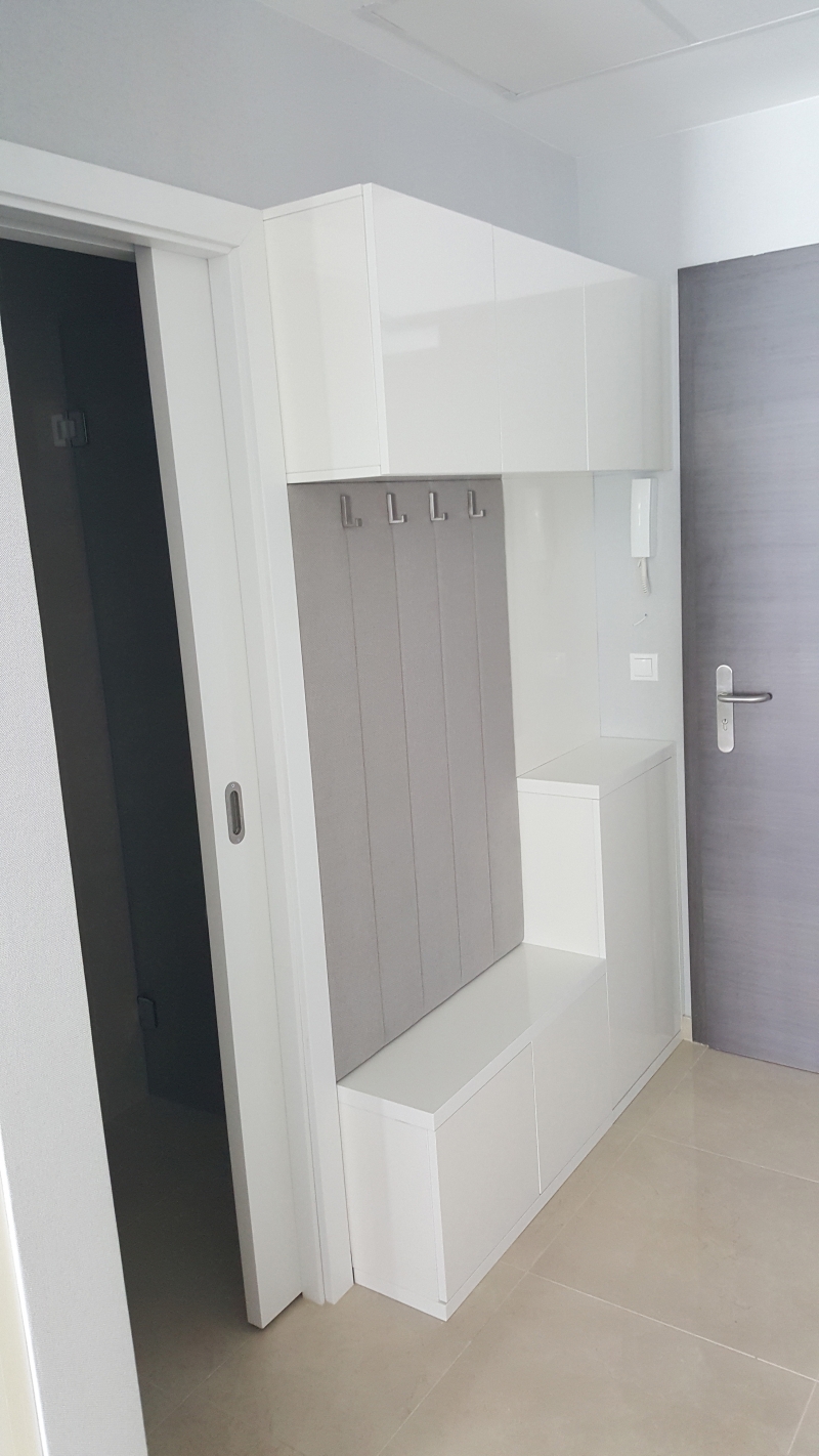 modern apartman berendezés2 - előszoba szekrény és kárpitozott fogasfal, kilökős ajtóval, fiókkal modern apartman berendezés2 - előszoba szekrény és kárpitozott fogasfal, kilökős ajtóval, fiókkal