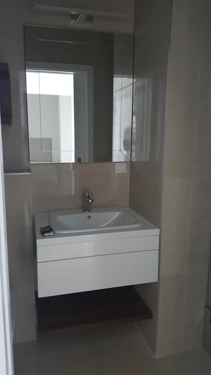 modern apartman berendezés2 - mosdópult és tükör WC-ben modern apartman berendezés2 - mosdópult és tükör WC-ben