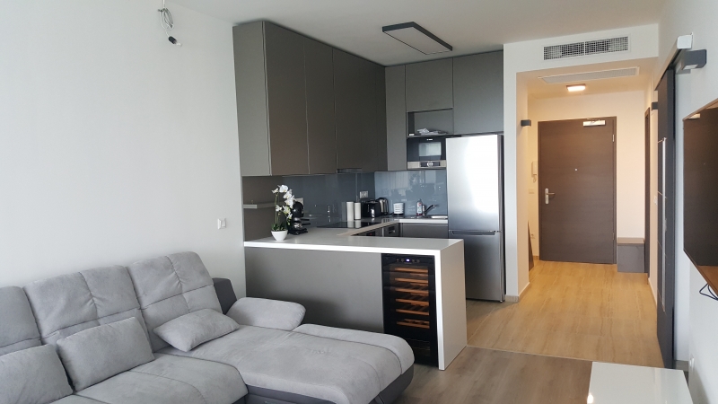 modern apartman berendezés1 - konyhabútor matt szürke dekor felülettel, élbe mart foggantyúval, Corian munkafelülettel modern apartman berendezés1 - konyhabútor matt szürke dekor felülettel, élbe mart foggantyúval, Corian munkafelülettel