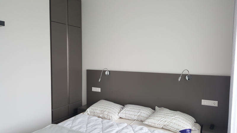 modern apartman berendezés1 - ágyfejvég matt dekorozott felülettel, egybe épített éjjeli szekrényekkel, beépített villamos eszközökkel modern apartman berendezés1 - ágyfejvég matt dekorozott felülettel, egybe épített éjjeli szekrényekkel, beépített villamos eszközökkel