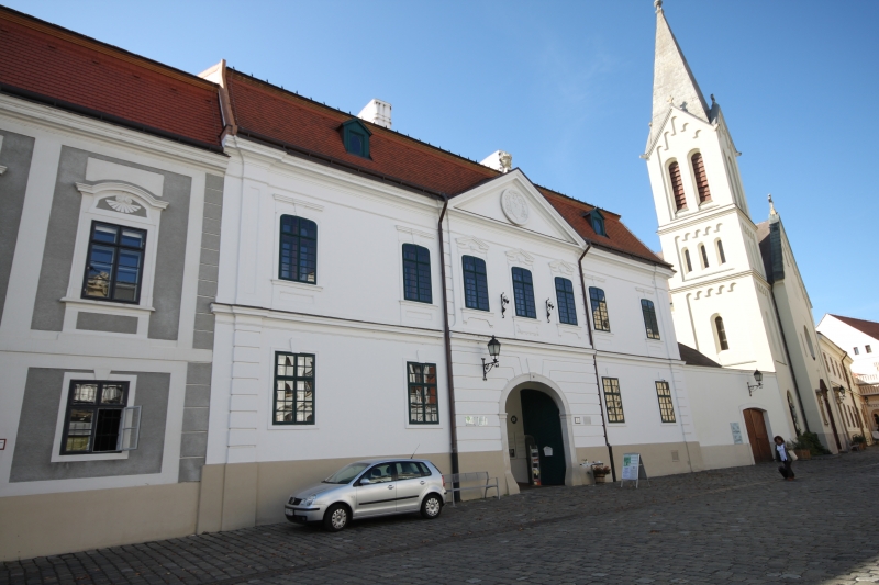 Pallótokos ablakok a veszprémi várban Pallótokos ablakok a veszprémi várban