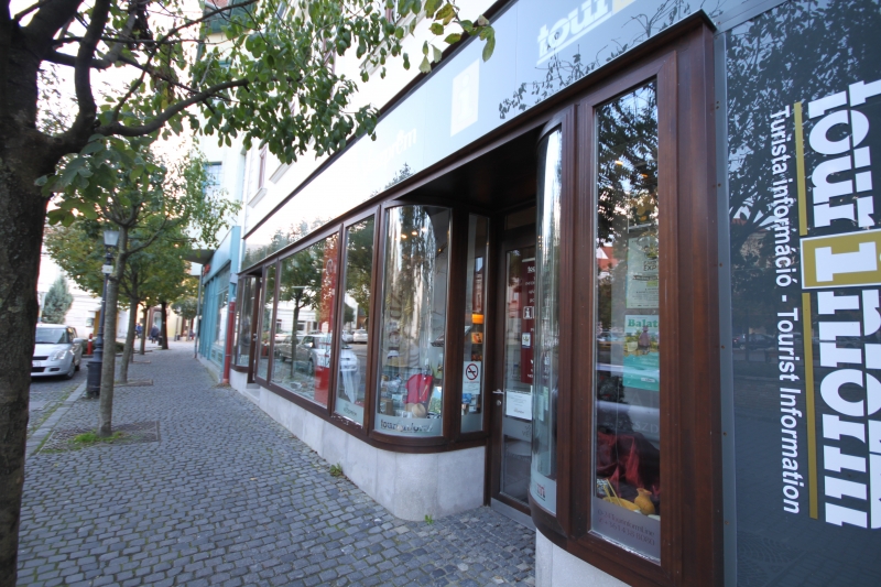 Utcafronti kirakat